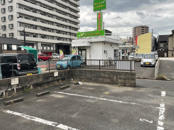 ガッツレンタカー道挟んで隣に駐車場がございます。